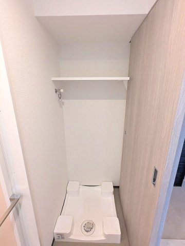 エスレジデンス浅草clarityの設備|洗面室の洗濯機置場、排水口のお手入れし易い様に手前中央に配置し、足高の防水パンです