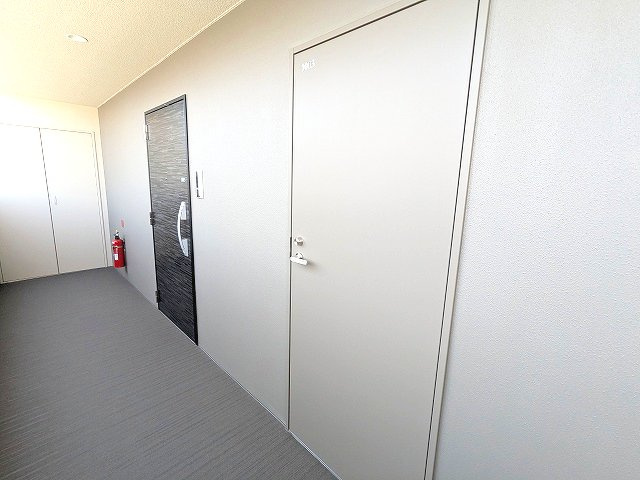 エスレジデンス浅草clarityの設備|玄関の横に無料のトランクルーム付です