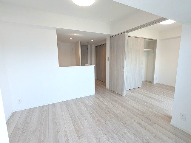 エスレジデンス浅草clarityの内装|カウンターキッチン、リビングと各洋室にエアコンと照明付きです、インターネットWi-Fi無料、ペット可小型犬or猫1匹