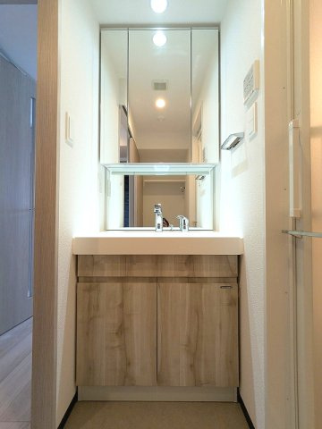 エスレジデンス浅草clarityの洗面所|三面鏡付、ハンドシャワー付独立洗面台です