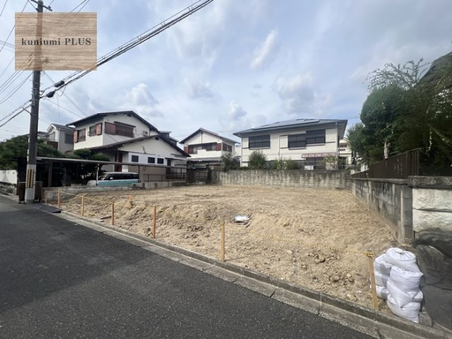 枚方市香里ケ丘12丁目　1号地の前面道路含む現地写真