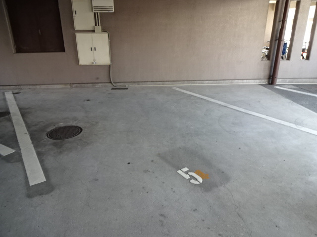 シャトー三木の駐車場