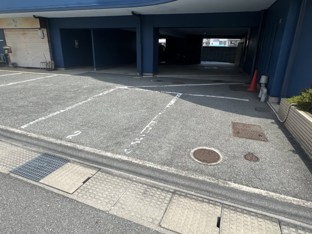 シャトー三木の駐車場