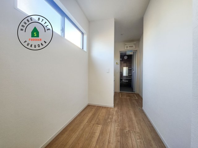 糟屋郡志免町片峰4丁目第4-2棟（2号棟）の脱衣所|ゆとりの洗面スペースで朝の身支度もスムーズに。暮らしを快適に変えるシャワー付洗面台です！