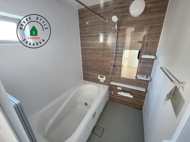 糟屋郡志免町片峰4丁目第4-2棟（2号棟）の内観：施工例|1日の疲れを癒してくれる広々バスルーム。雨の日のお洗濯にも大活躍な浴室乾燥機付です！