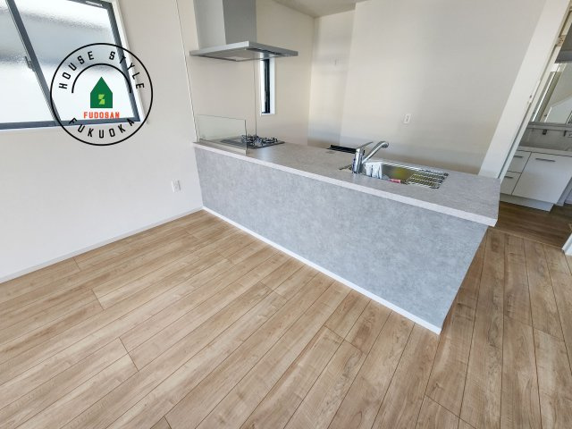 糟屋郡志免町片峰4丁目第4-2棟（2号棟）の内観：施工例|キッチンから立ち込める香りが今日の料理を期待させます。