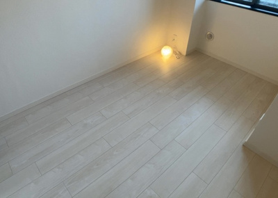 【寝室】 | レールシティ八王子 | 寝室でゆっくりと過ごすためにはベッド周りの適度な空間を担保することや窓の位置、照明の明るさ、寝室の広さなどを考える必要があります。自身や家族の構成とライフスタイルに併せて寝室にする部屋を選びましょう！