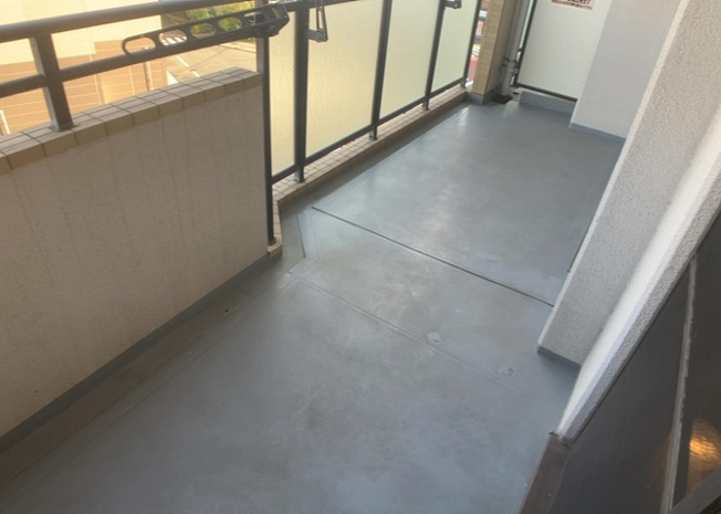 【バルコニー】 | レールシティ八王子 | バルコニーは、室外の専用スペースのうち、「屋根がなく開放された空間」であるものを指します。ベランダより広いタイプのものが多く、日当たりもよいため家庭菜園などを楽しみたい人にとって適した環境となります。