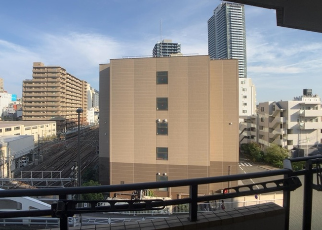 【展望】 | レールシティ八王子 | 眺望の良さを楽しめるダイニングキッチンで家族団らんの時間を過ごしてはいかがでしょうか。バルコニーから見える景色を家族で眺める時間は、時間が経つのを忘れてしまいそうですね。是非、現地を見に行きましょう！