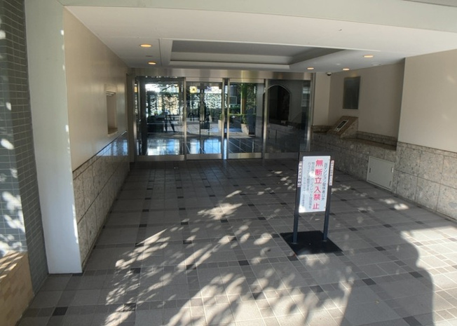 【エントランス】 | レールシティ八王子 | マンションのエントランスには、もともと風よけや防犯の役割がありますが、マンションによって宅配ボックスなどの設備が備わっている所もあります。日々の生活をイメージしながら生活しやすさをチェックしましょう。