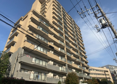 【外観】 | レールシティ八王子 | 外観はマンション管理がされているかの目安になります。築年数が古いと、壁面は劣化してひび割れが生じることも！建物が古びていても細かいところが修繕されていると、きちんと管理されているなぁと感じるでしょう。