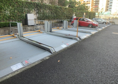 【駐車場】 | レールシティ八王子 | 車一台あたりに必要なスペースは、標準サイズの普通自動車で横幅2m50cm、長さ5mは必要になります。ただし、乗降のことも考慮して横幅3m30cm、長さ5m50cmほどは確保できるところを選びましょう。