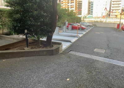 【駐車場】 | レールシティ八王子 | 駐車場と明記されていても、最小スペースでつくられた駐車場だと大型車は駐車できなかったり、出入りしにくくなったりする可能性があります。お車のサイズと購入したい物件の駐車場のサイズを現地で確認しましょう。