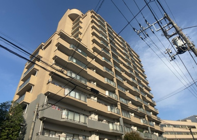 【構造・工法・仕様】 | レールシティ八王子 | ＲＣ造、Reinforced Concreteは直訳すると補強されたコンクリートです。主に柱や梁・床・壁が鉄筋とコンクリートで構成おり、鉄筋を組んだ型枠にコンクリートを流し込んで固めたものを指します。