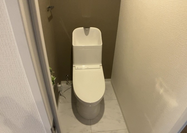 【トイレ】 | レールシティ八王子 | トイレは大きさや形、機能、抗菌性などが異なる多種多彩なタイプが各メーカーから出ています。それぞれに良さがあるため、事前にどういったタイプのトイレがいいのかをご家庭内で決めて、内見に行くといいでしょう。