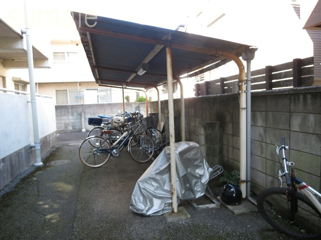 サンパレス市川のその他共用部分|屋根付き駐輪場あります♪