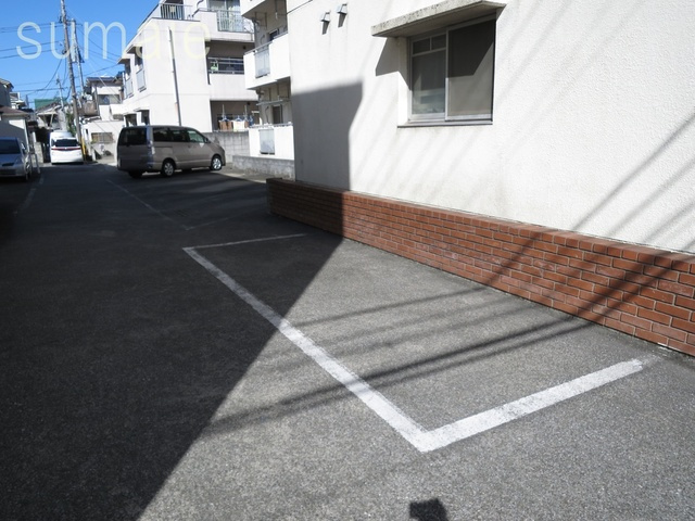 サンパレス市川の駐車場|敷地内に駐車場有ります♪