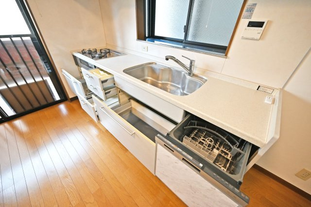 尼崎市西難波町4丁目中古戸建｜4LDK+駐車1台可のキッチン|天板とワークトップ下の収納は満足のいくスペースが備わっています。 大きな鍋などもゆったりと収納いただけます。食洗機が備えられています。