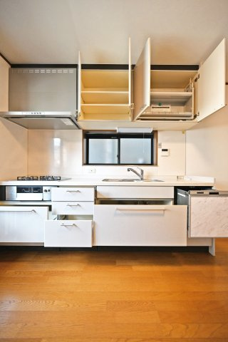 尼崎市西難波町4丁目中古戸建｜4LDK+駐車1台可のキッチン|1階キッチンの内観写真です。 上下に収納があり収納豊富なため、常にすっきり保つことが出来ます。