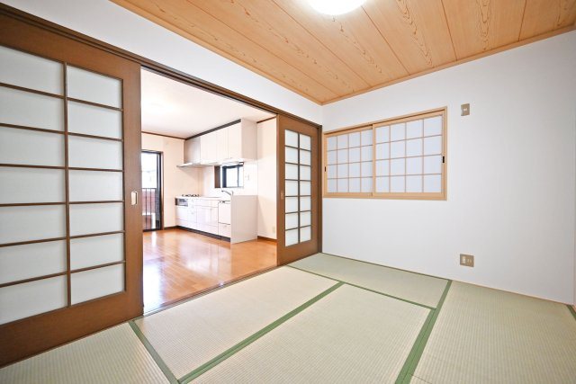 尼崎市西難波町4丁目中古戸建｜4LDK+駐車1台可の和室|-1階和室- あると嬉しい和の空間。LDKには和室が隣接しています。帰宅時にちょっと寝転がりたいときや、家事の合間の休憩などの際に便利です。