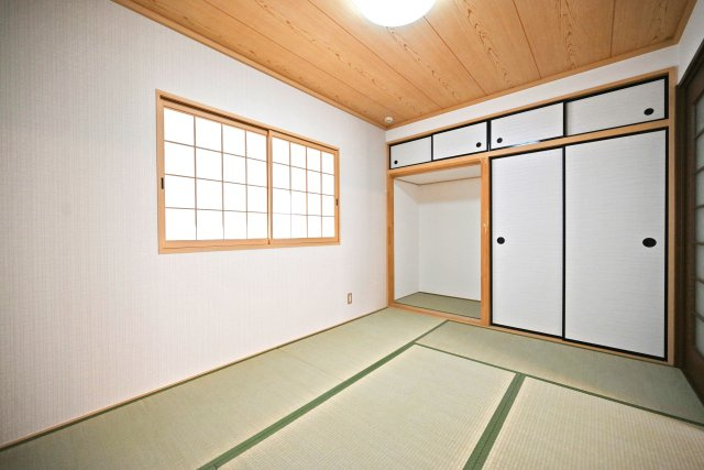 尼崎市西難波町4丁目中古戸建｜4LDK+駐車1台可の和室|-1階和室- 収納スペースは奥行きがあり、お布団や座布団をゆったり収納することができます。 また、容量が大きいため大型の季節物を収納することが可能です。
