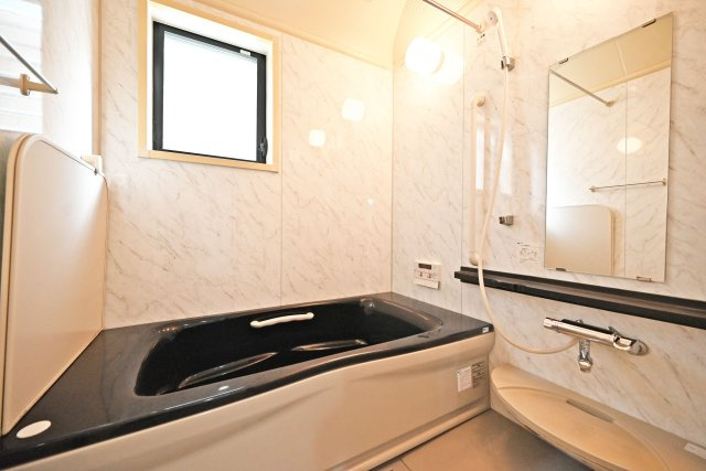 尼崎市西難波町4丁目中古戸建｜4LDK+駐車1台可の浴室|1階浴室の内観写真です。 浴室には小窓があるので、換気がしやすく、カビ防止につながります。