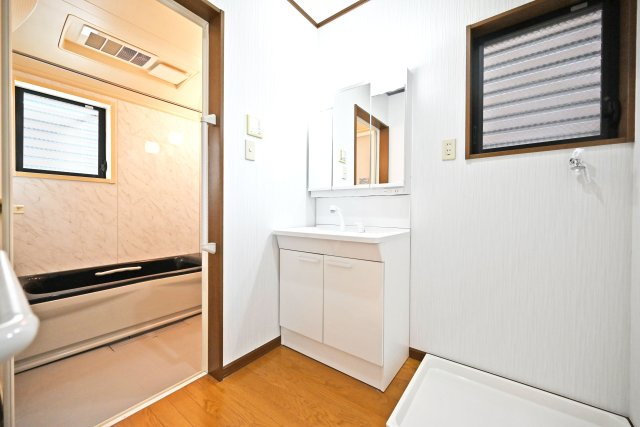 尼崎市西難波町4丁目中古戸建｜4LDK+駐車1台可の独立洗面台|1階洗面室に入ってすぐの内観写真です。 洗面台は3面鏡裏収納付きのドレッサーです。