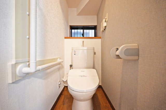 尼崎市西難波町4丁目中古戸建｜4LDK+駐車1台可のトイレ|1階トイレの内観写真です。ウォッシュトイレを導入しています。