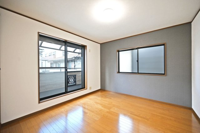 尼崎市西難波町4丁目中古戸建｜4LDK+駐車1台可の洋室|主寝室にはアクセントクロスを配置し、採光も十分に考えた設計をしています。 アクセントクロスはそんなときの「発想」を手助けします。