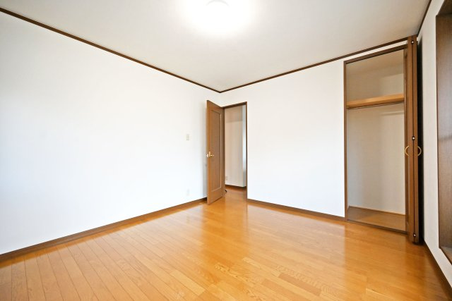 尼崎市西難波町4丁目中古戸建｜4LDK+駐車1台可の洋室|-主寝室(2F)- 収納庫内には枕棚とハンガーレールを配置しています。 限られた収納スペースでもすっきりと片付けることが出来ます。