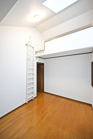 尼崎市西難波町4丁目中古戸建｜4LDK+駐車1台可の洋室|-洋室6帖(2F)-
天窓から採光が降り注ぐ明るい住空間です。
ロフトが設けられているので、季節家電やアウトドアグッズなど幅広く収納して頂けます。