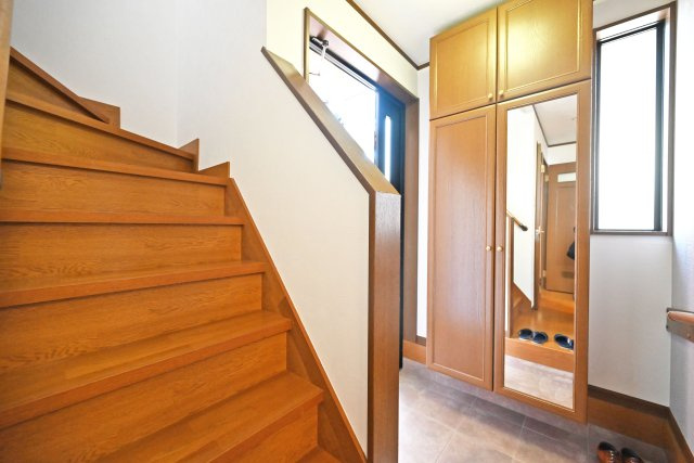 尼崎市西難波町4丁目中古戸建｜4LDK+駐車1台可の玄関|1階玄関をホール側から撮影した内観写真です。シューズボックスを配置したオーソドックスな玄関です。