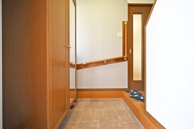 尼崎市西難波町4丁目中古戸建｜4LDK+駐車1台可の玄関|1階玄関入ってすぐの内観写真です。 上部まで収納があるシューズBOX付き。 毎日使う玄関回りも常に片付いた状態を維持できそうです。