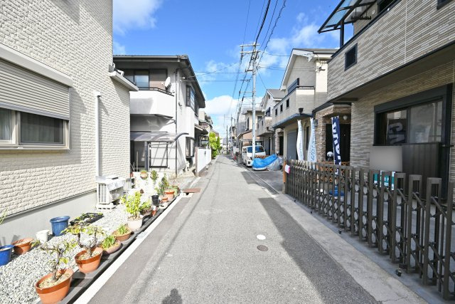 尼崎市西難波町4丁目中古戸建｜4LDK+駐車1台可の前面道路含む現地写真|前面道路幅は西側に約4ｍ幅です。