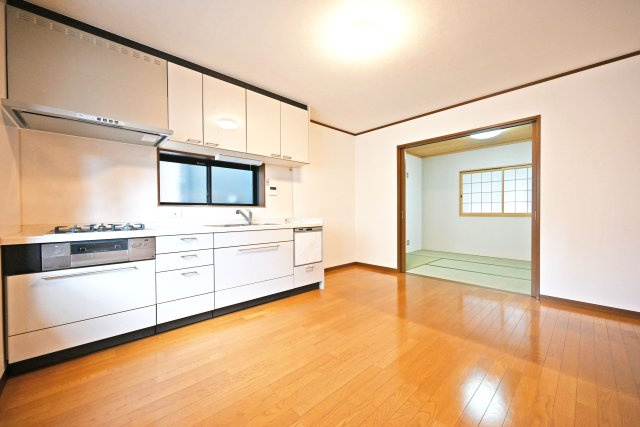 尼崎市西難波町4丁目中古戸建｜4LDK+駐車1台可の居間・リビング|1階LDKの内観写真です。ナチュラルテイストな内装はどんな家具も合わせやすく、お好みのインテリアコーディネートをお楽しみいただけます。