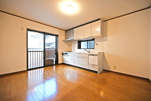 尼崎市西難波町4丁目中古戸建｜4LDK+駐車1台可の居間・リビング|1階LDK入ってすぐの内観写真です。 
 家具の配置がしやすいリビングは実生活が想像しやすい形状になっています。