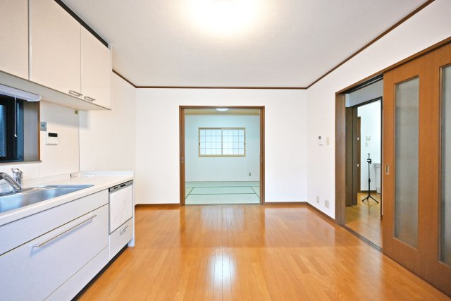 尼崎市西難波町4丁目中古戸建｜4LDK+駐車1台可の居間・リビング|1階LDKをキッチン側から和室側に向かって撮影した内観写真です。 4LDK間取り設計の為、お子様のいる世帯に必要な部屋数を備えた物件です。