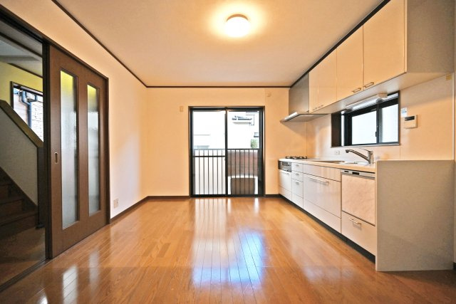 尼崎市西難波町4丁目中古戸建｜4LDK+駐車1台可の居間・リビング|1階LDKを和室側から正面に撮影した内観写真です。
家族の集まるリビングは明るく暖かな日差しが差し込み、家族の団らんを包み込みます。