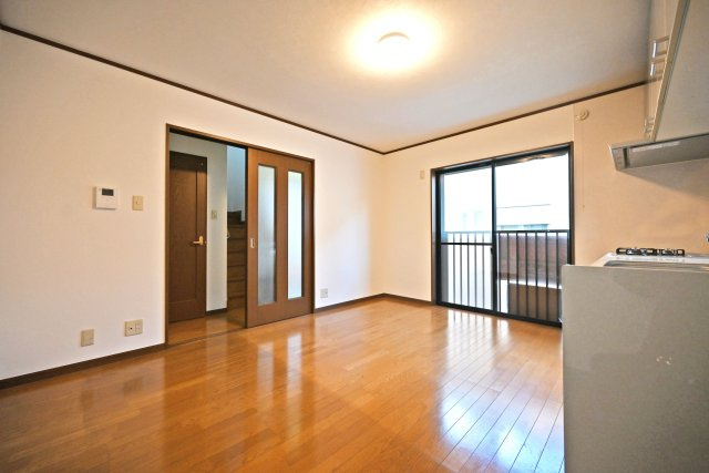 尼崎市西難波町4丁目中古戸建｜4LDK+駐車1台可の居間・リビング|ご家族みんなで寛げるLDKの空間。 リフォーム済の為、室内大変美麗です。 ぜひ一度、ご内覧ください。