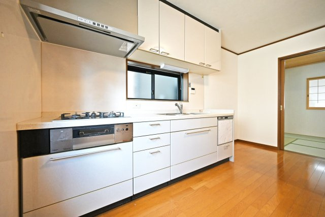 尼崎市西難波町4丁目中古戸建｜4LDK+駐車1台可のキッチン|1階キッチンの内観写真です。食洗機が搭載されたシステムキッチン◎3口コンロでお料理の幅が広がります。 上下に収納があり収納豊富なため、常にすっきり保つことが出来ます