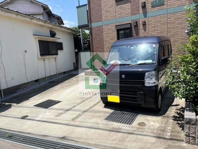 ハウス三生の駐車場