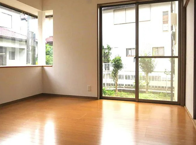 【中古】鶴ヶ島市下新田リフォーム中古住宅の居間・リビング|窓も大きく採光・採風しっかりとれています！