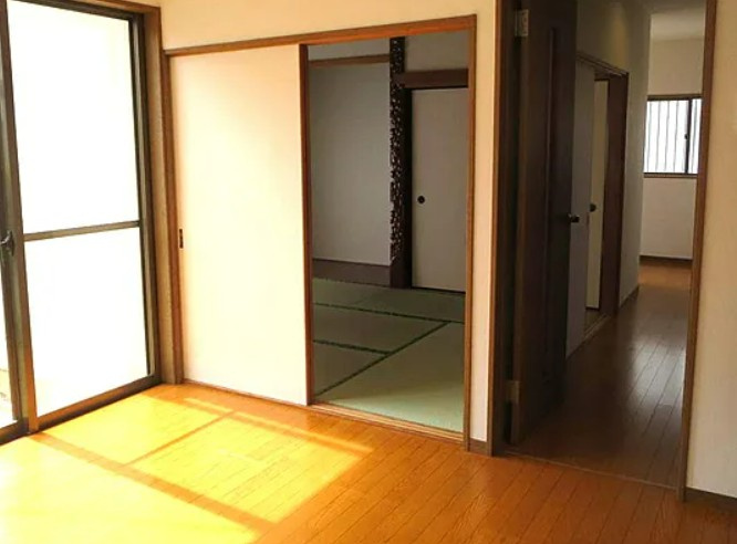 【中古】鶴ヶ島市下新田リフォーム中古住宅の居間・リビング|DKと和室が続き間で使いやすいです！