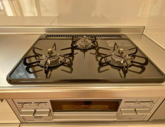 【中古】鶴ヶ島市下新田リフォーム中古住宅のキッチン|3口コンロです☆