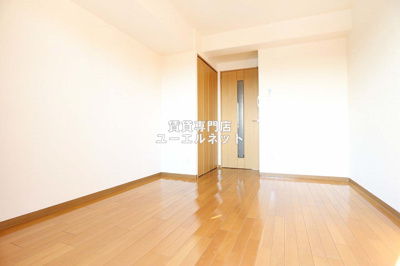 【寝室】 | アーデン江坂 | 明るく開放感のある居室で、自分だけのくつろぎ空間を。