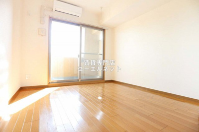 【居間・リビング】 | アーデン江坂 | ゆったりとくつろげる、落ち着きのある居室空間です