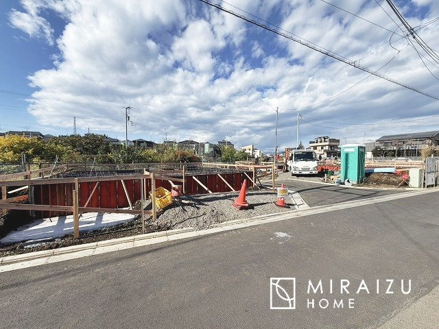 【外観】 | 青く澄み渡った綺麗な空と、陽の光をたっぷりと受ける、そんな新築住宅で新生活をスタートしてみませんか？見学・ご相談等、ミライズホーム(株)までお気軽にご連絡下さい。
