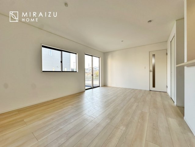 【居間・リビング】 | 窓が多いと温かな太陽の光と心地いい風が室内へと入ります。家族が集まるリビングは明るく過ごしやすいつくりです。窓が多いお家は住みやすい証です。