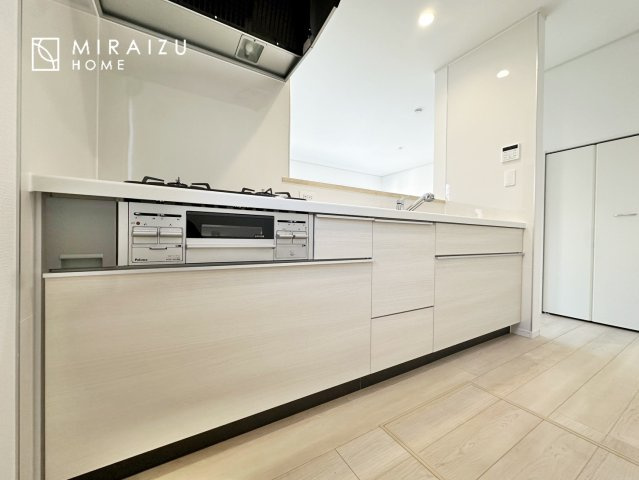 【キッチン】 | 広々としたキッチンは大きな深型シンク、3口コンロ、換気扇、大きなお鍋から小物まで取り出しやすさを考えられた引き出し収納の付いたシステムキッチンです。