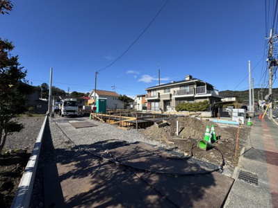 【前面道路含む現地写真】 | 太田市本町第１　アーネストワン１号棟 | 前面道路ひろびろとしており日当たり良好です♪